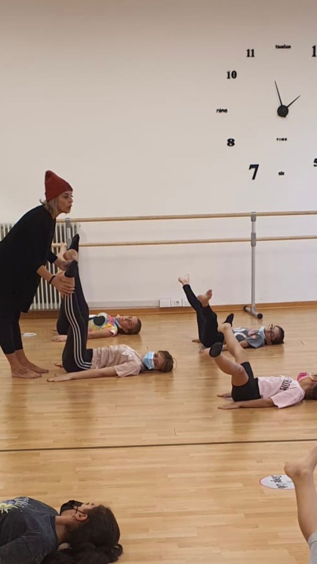 Insegnante di danza al lavoro con un'allieva